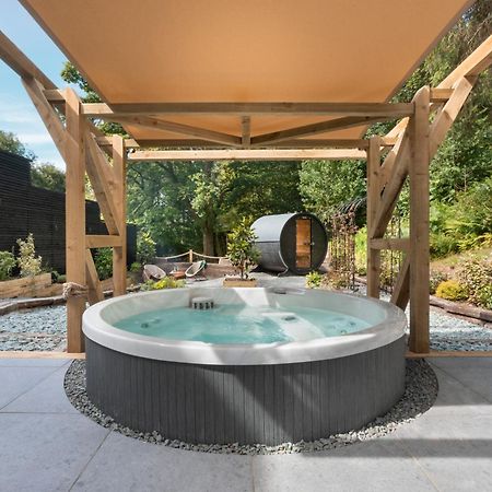באונס-און-ווינדרמיר Aphrodites Group - Luxury Hot Tub Suites In Central Lake District! מראה חיצוני תמונה