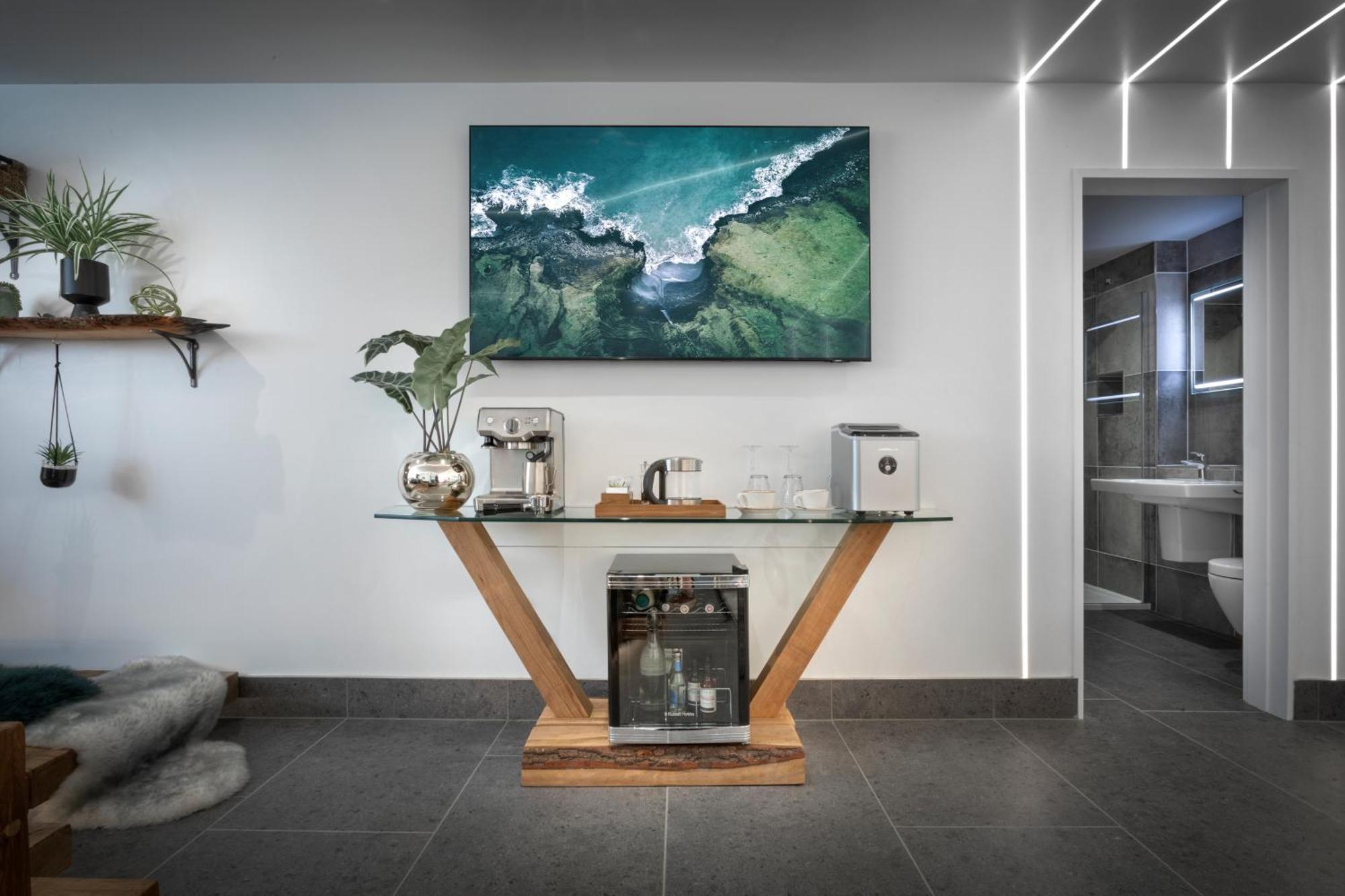 באונס-און-ווינדרמיר Aphrodites Group - Luxury Hot Tub Suites In Central Lake District! מראה חיצוני תמונה