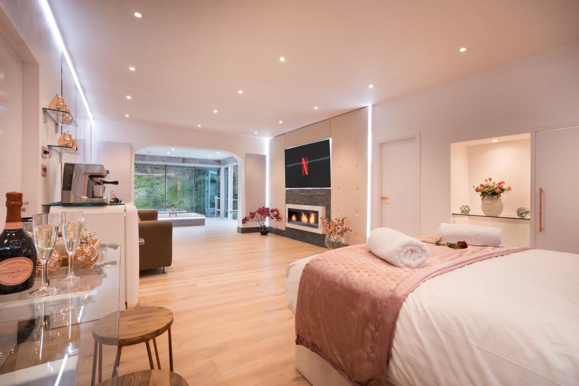 באונס-און-ווינדרמיר Aphrodites Group - Luxury Hot Tub Suites In Central Lake District! מראה חיצוני תמונה