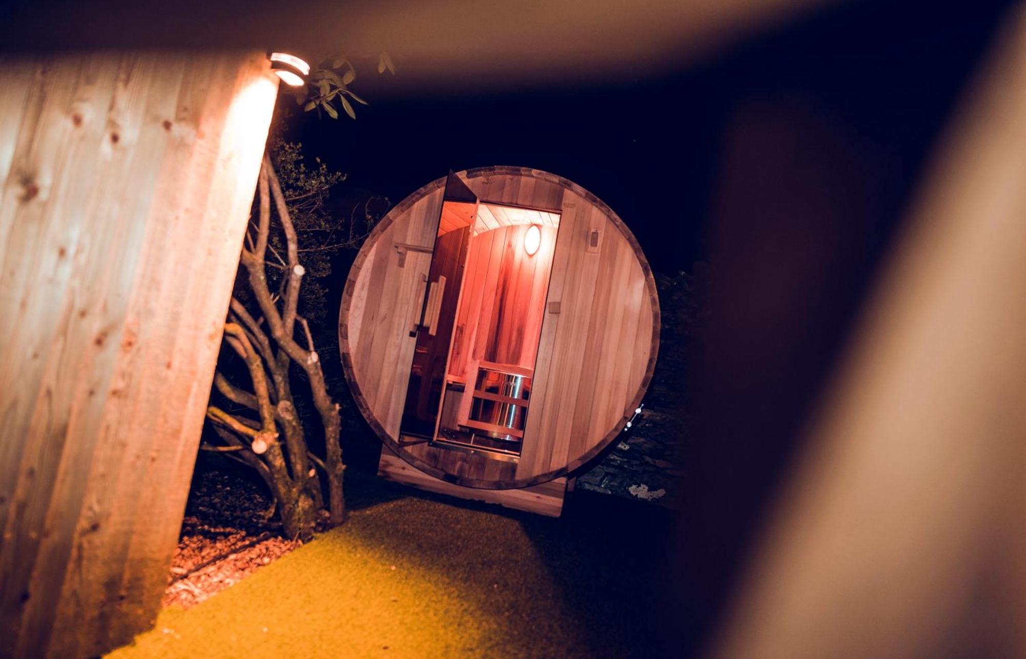 באונס-און-ווינדרמיר Aphrodites Group - Luxury Hot Tub Suites In Central Lake District! מראה חיצוני תמונה