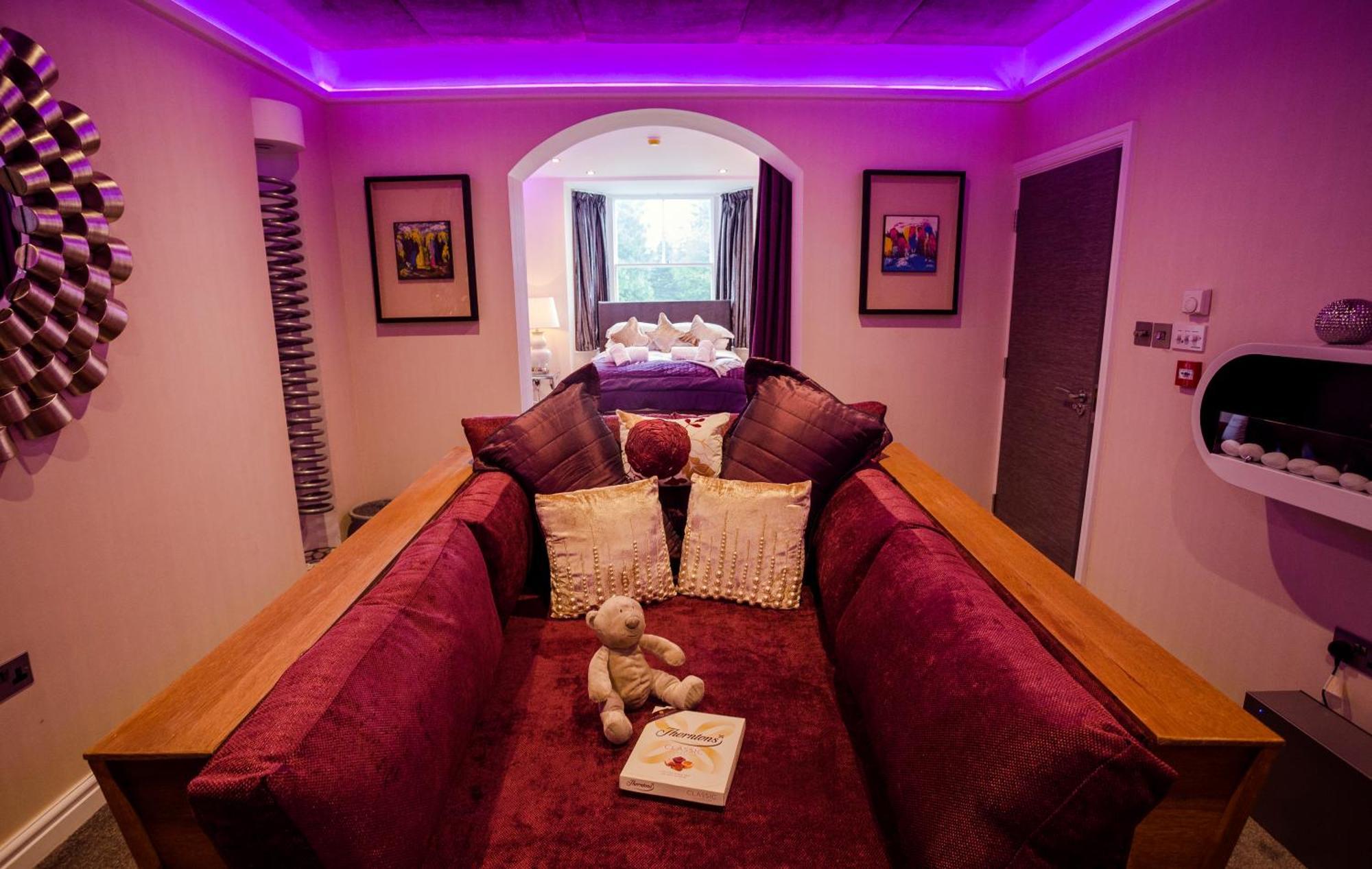 באונס-און-ווינדרמיר Aphrodites Group - Luxury Hot Tub Suites In Central Lake District! מראה חיצוני תמונה