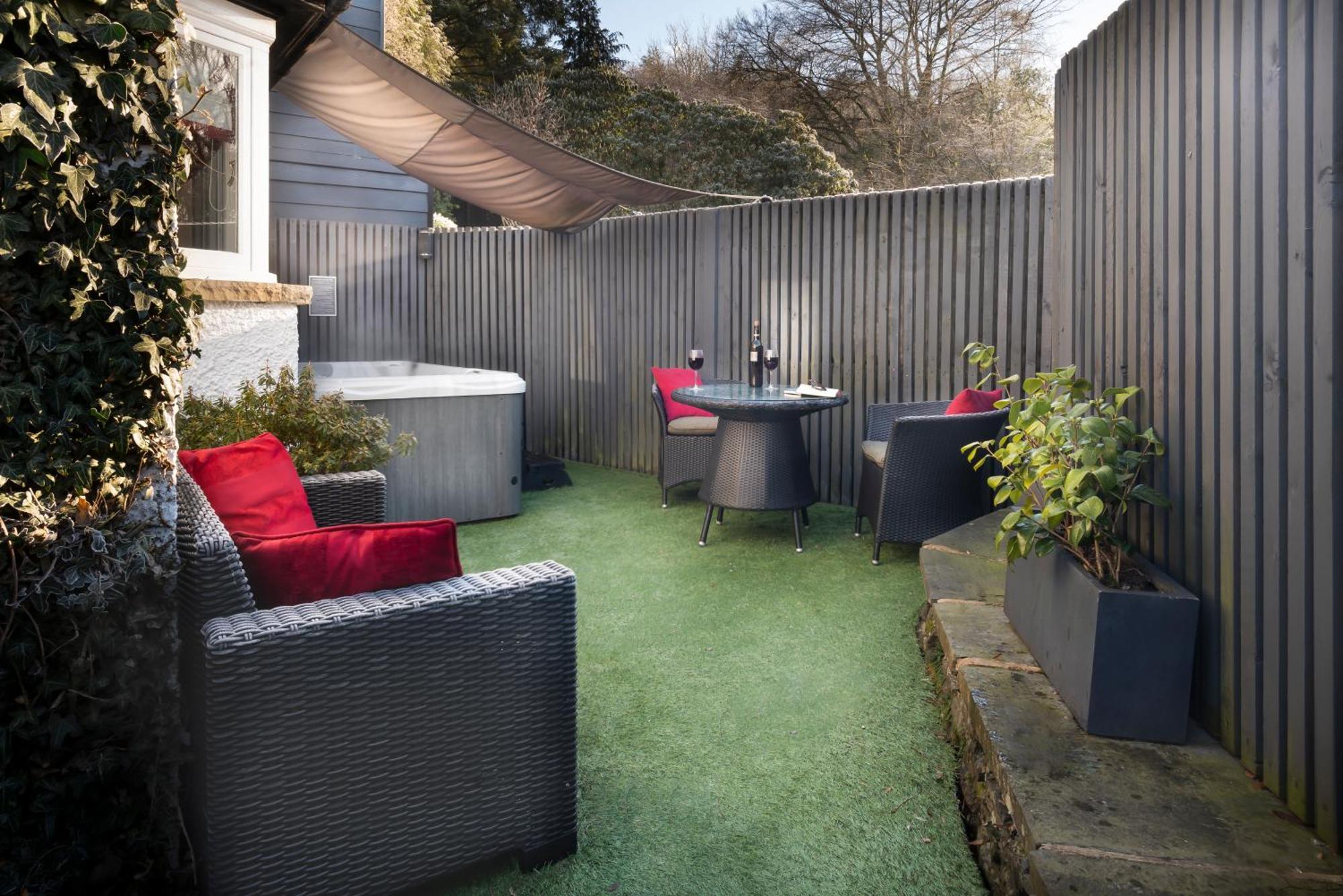 באונס-און-ווינדרמיר Aphrodites Group - Luxury Hot Tub Suites In Central Lake District! מראה חיצוני תמונה
