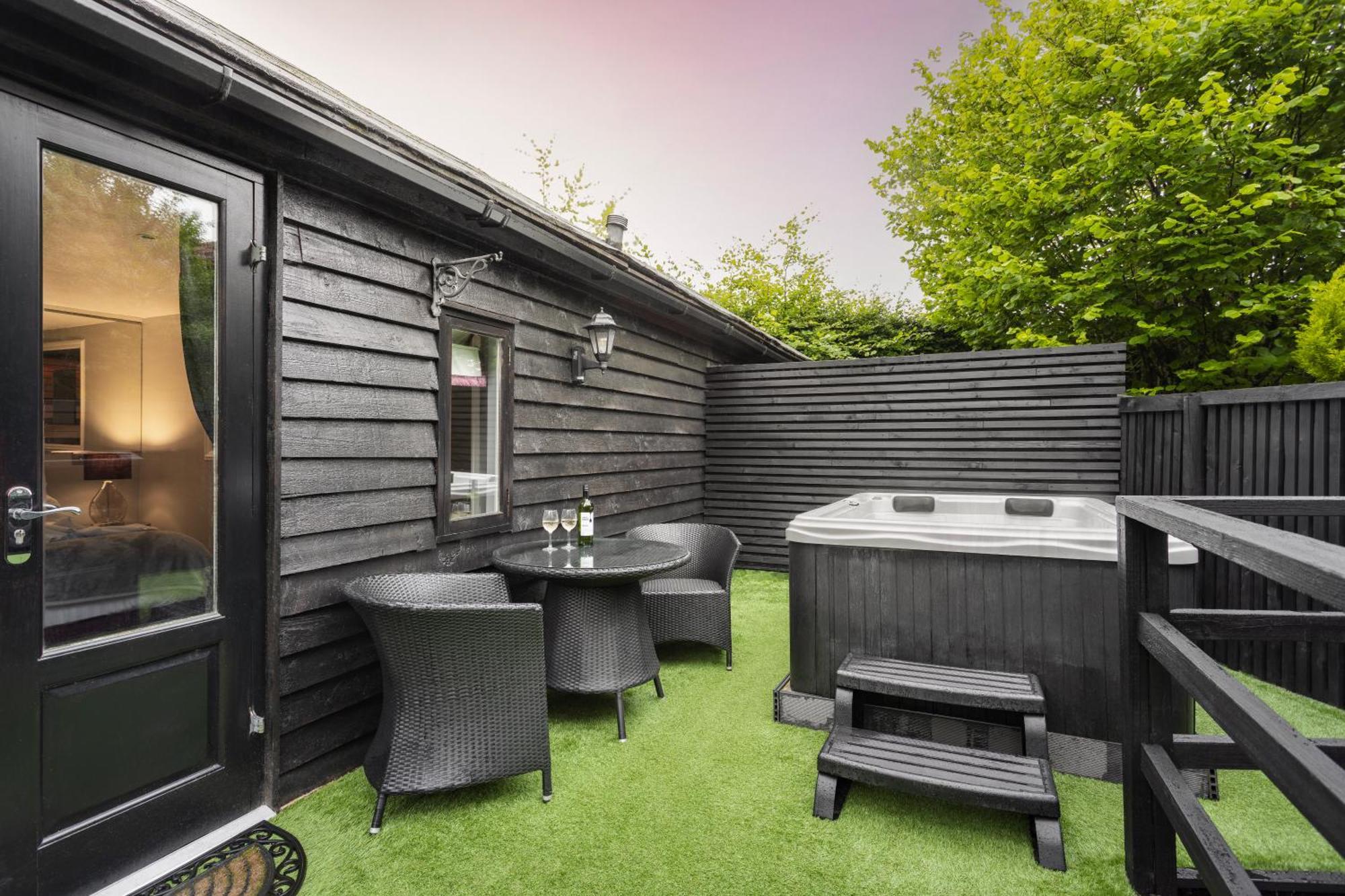 באונס-און-ווינדרמיר Aphrodites Group - Luxury Hot Tub Suites In Central Lake District! מראה חיצוני תמונה