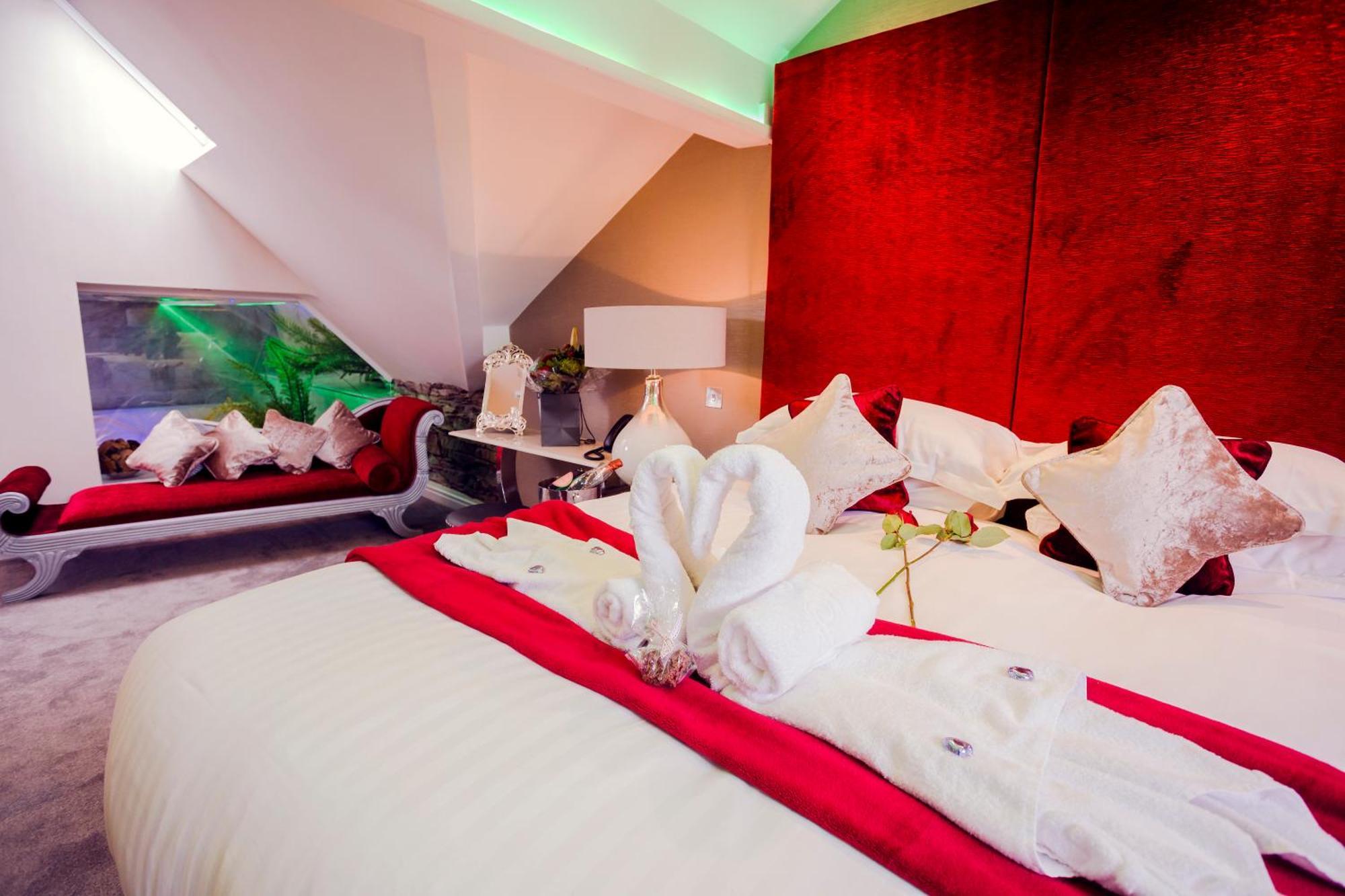 באונס-און-ווינדרמיר Aphrodites Group - Luxury Hot Tub Suites In Central Lake District! מראה חיצוני תמונה