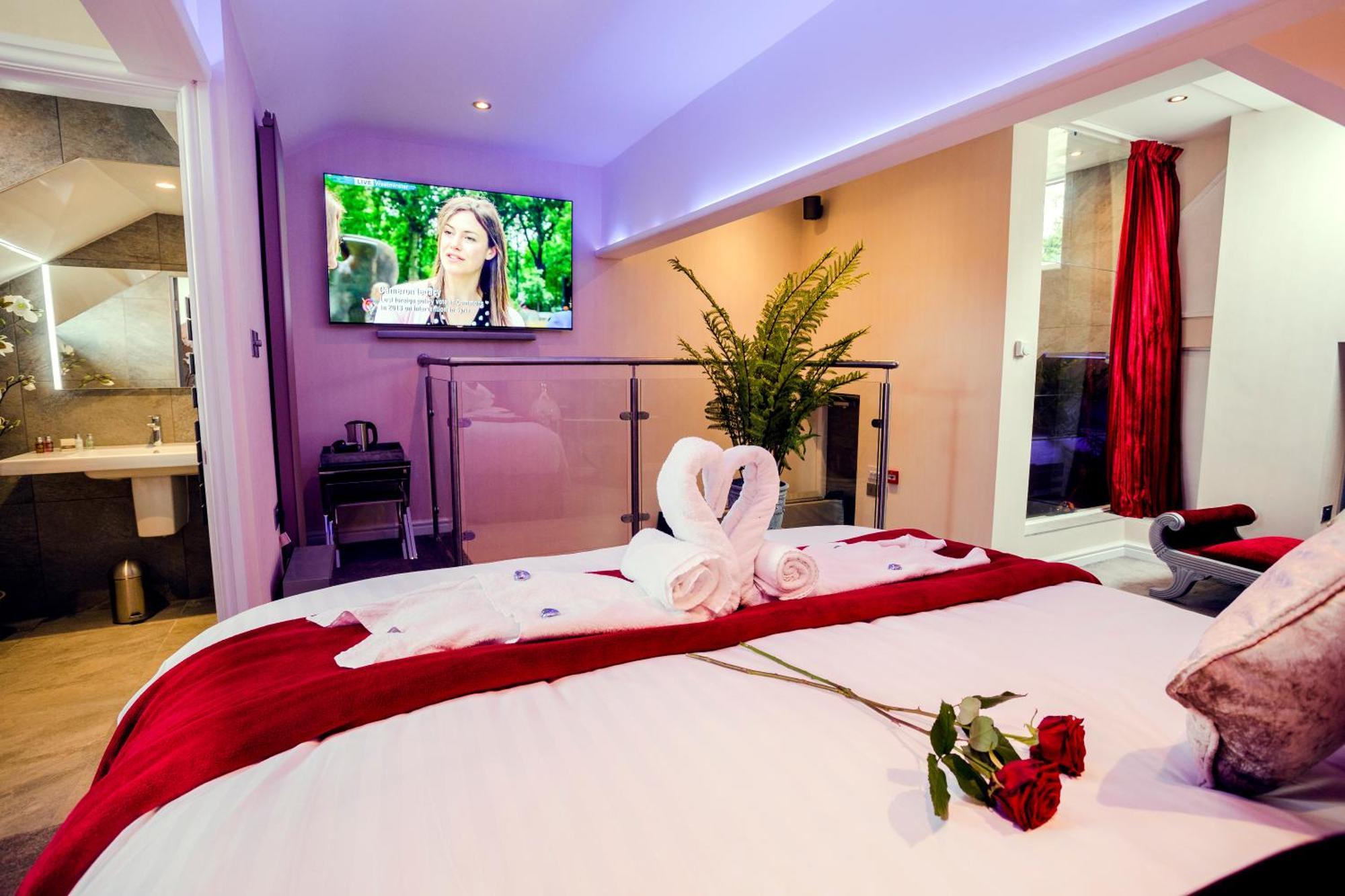 באונס-און-ווינדרמיר Aphrodites Group - Luxury Hot Tub Suites In Central Lake District! מראה חיצוני תמונה