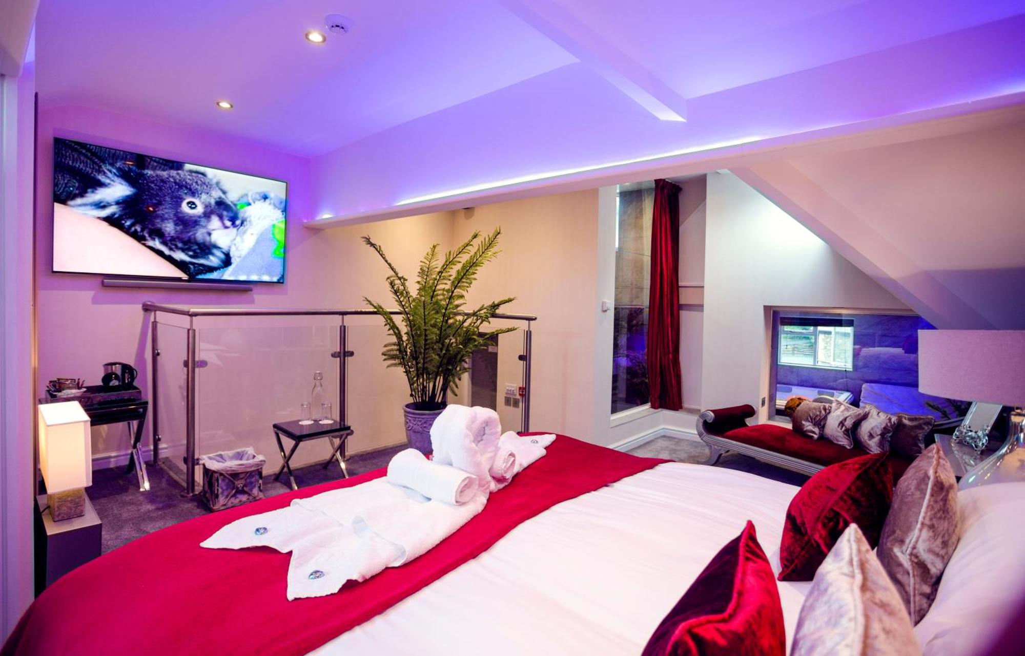 באונס-און-ווינדרמיר Aphrodites Group - Luxury Hot Tub Suites In Central Lake District! מראה חיצוני תמונה