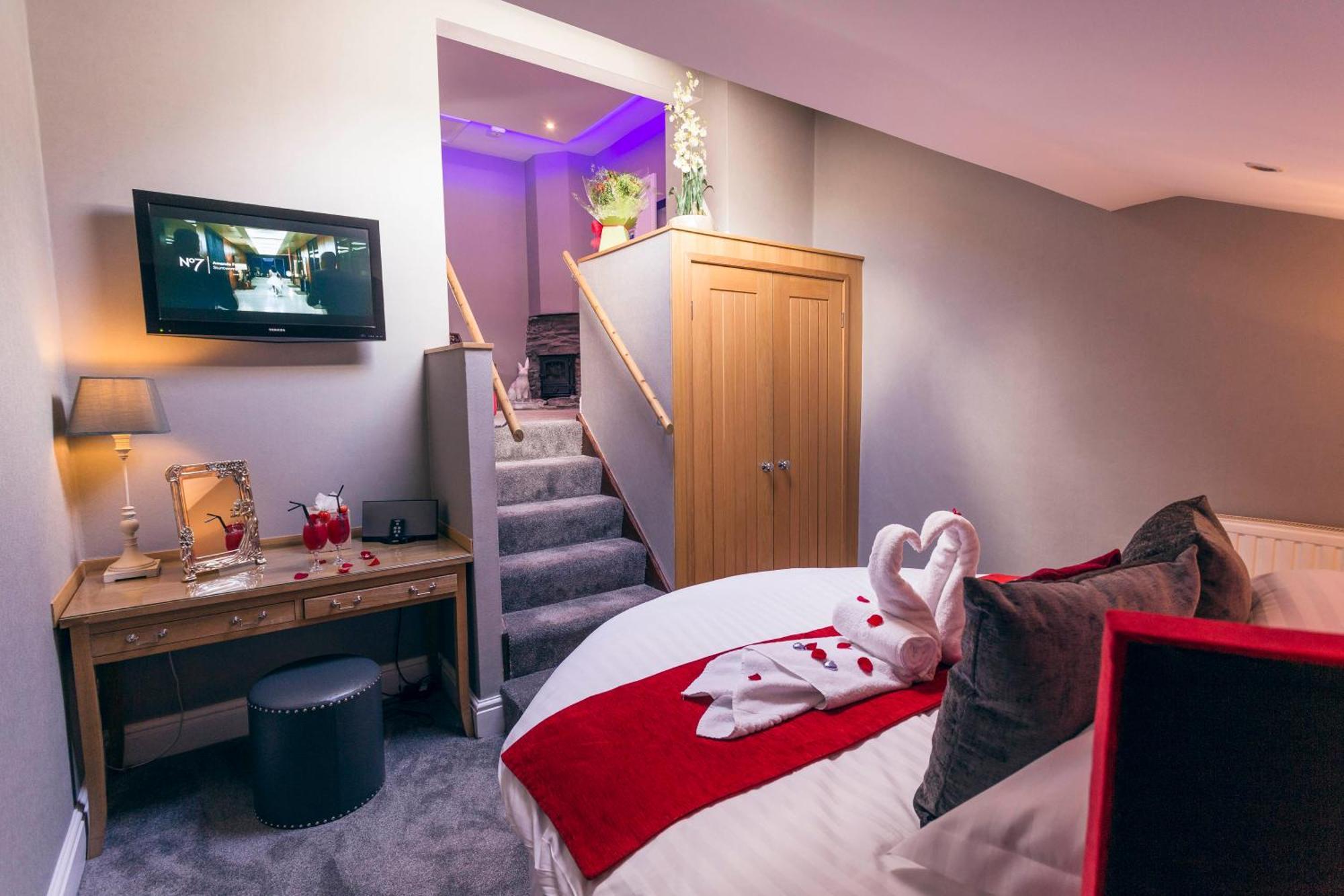באונס-און-ווינדרמיר Aphrodites Group - Luxury Hot Tub Suites In Central Lake District! מראה חיצוני תמונה