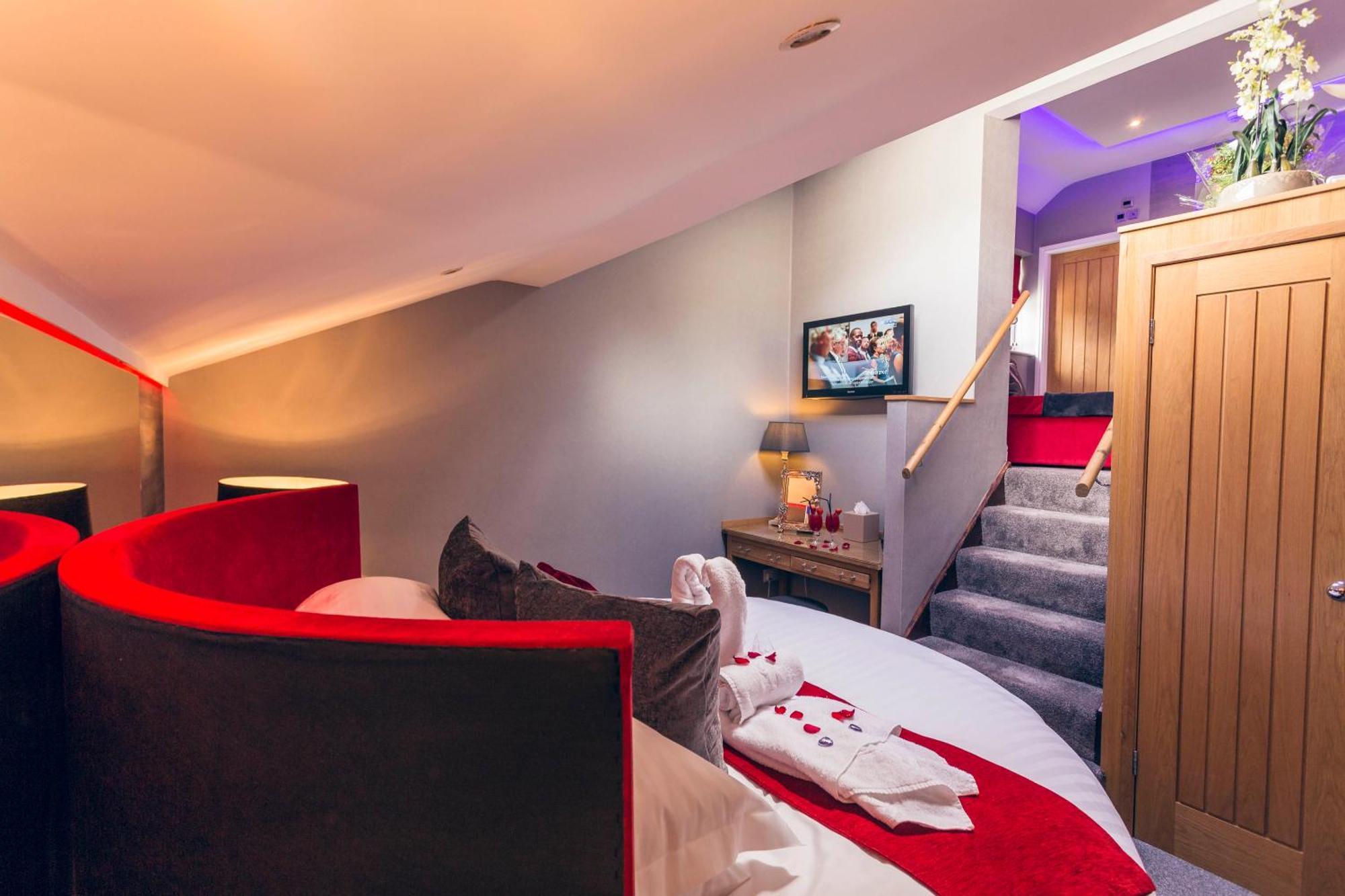 באונס-און-ווינדרמיר Aphrodites Group - Luxury Hot Tub Suites In Central Lake District! מראה חיצוני תמונה